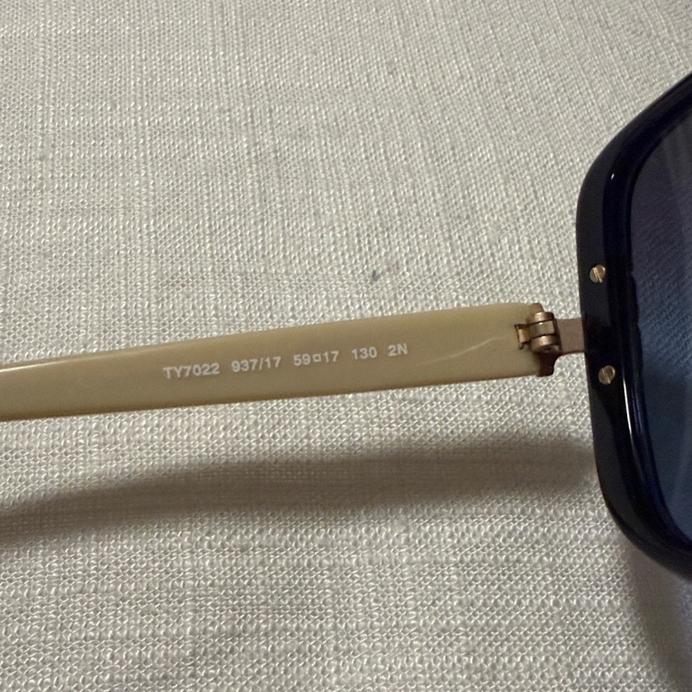 Tory Burch Navy Sunglasses with Bold Orange Case. Great condition, no scratches - Picture 6 of 11